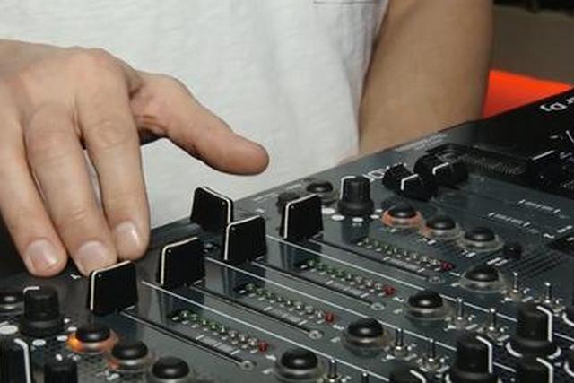 Днепровские ди-джеи рассказали о работе во время войны и поделились секретами специальности