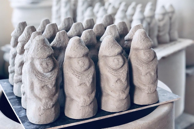 У Дніпрі з'явилися десятки нових «кам'яних баб»