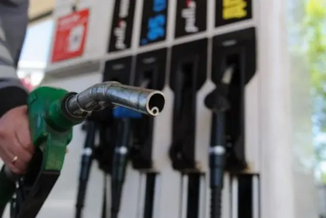 Цены на нефть растут из-за войны в Иране – что будет с топливом для украинцев