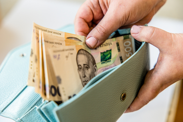 В январе средняя зарплата в Украине сократилась на 9,5% - Госстат