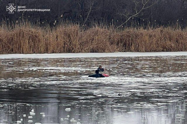 На Днепропетровщине чрезвычайники спасли мужчину, который провалился под лед на реке