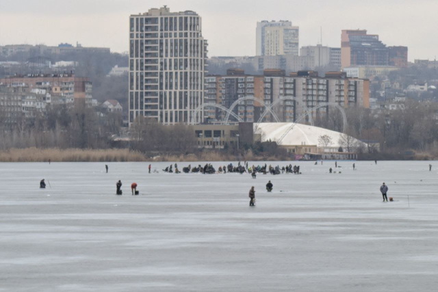 В Днепре отчаянные рыбаки выходят на лед, несмотря на оттепель