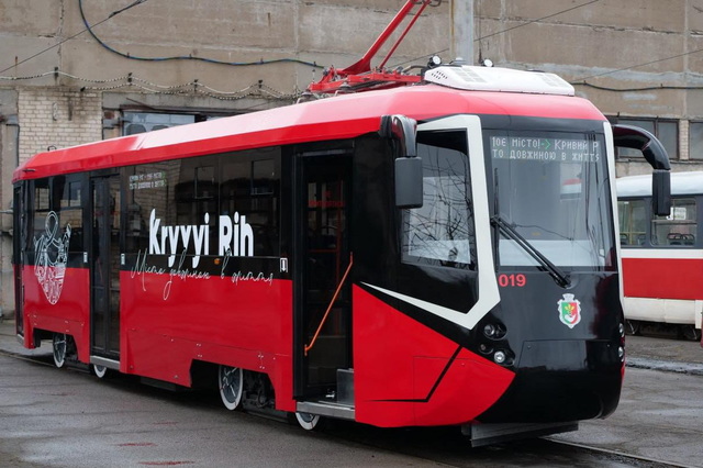 Низкопольному трамваю Днепра криворожане ответили своим шедевром