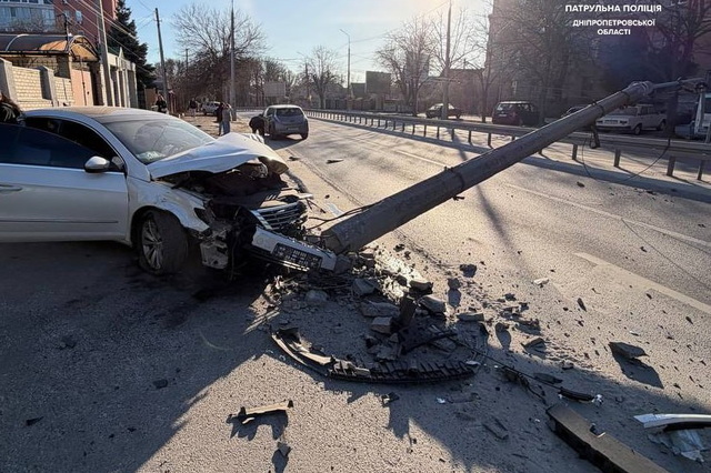 1.37 промилле алкоголя: водительница Volkswagen, которая вчера снесла столб на проспекте Науки, была пьяна