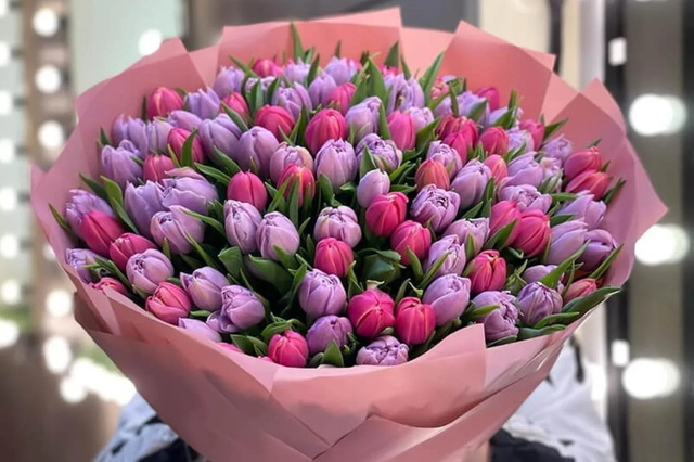 Поднялся к окну на подъемнике: в Днепре мужчина необычным способом поздравил женщину с 8 марта