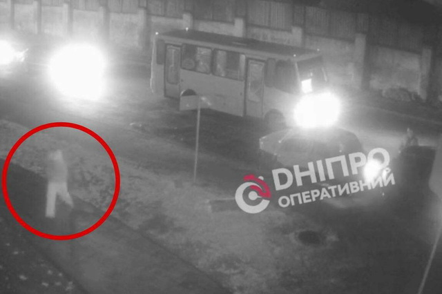 Протаранили авто на перехресті та втекли з місця (відео моменту): у Дніпрі поліція розшукує винуватців зухвалої ДТП