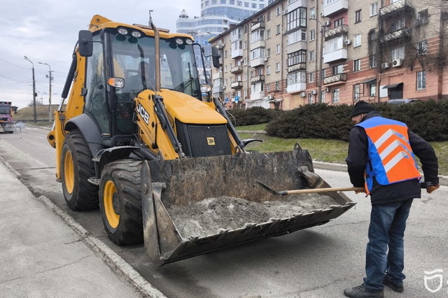 В Днепре продолжается масштабная уборка автодорог после зимы: работы выполнены более чем на 50%