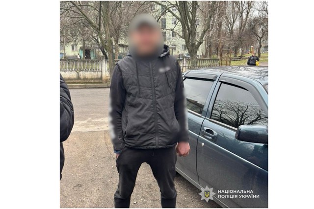 Вирвав телефон з рук ветерана війни: у Нікополі оперативники затримали грабіжника
