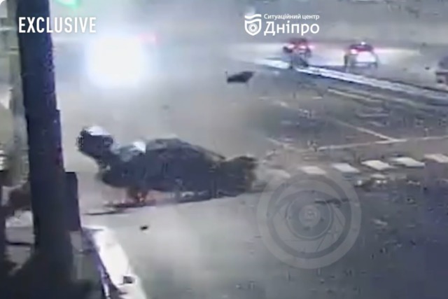 Перекрутило декілька разів та розірвало на шматки: у Дніпрі на Набережній Заводський автівка влетіла у відбійник, паркан та стовп, відео моменту