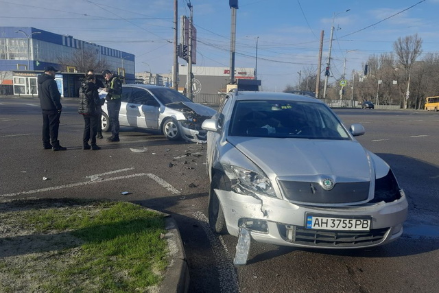 У Дніпрі на Запорізькому шосе зіткнулись Mitsubishi та Skoda