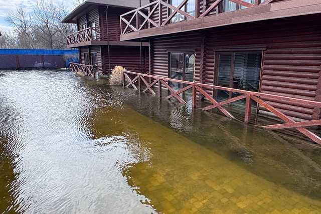 Підтоплена турбаза на Криворіжжі. Суспільне Дніпро Подібну повінь фіксували майже пів століття тому. На Криворіжжі через розлив річки затопило дачі, будинки та турбази