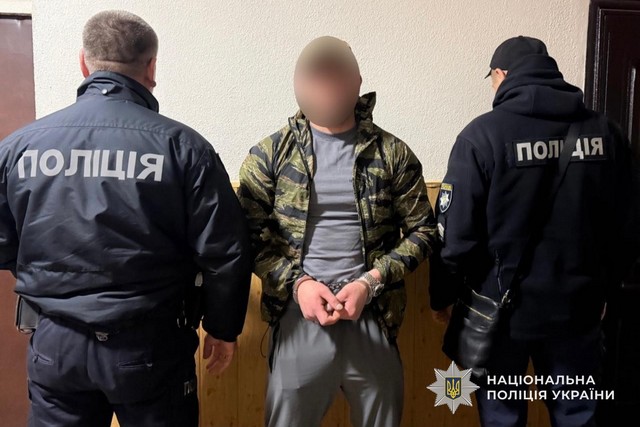 На Дніпропетровщині поліцейські затримали чоловіка, який незаконно зберігав зброю та боєприпаси