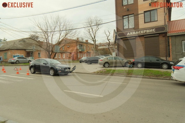 В Днепре на Сичевых Стрельцов после столкновения с Mazda Toyota врезалась в стену дома