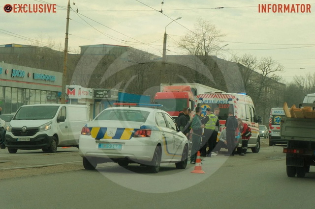 В Днепре на проспекте Богдана Хмельницкого возле авторынка столкнулись Mercedes и Peugeot: есть пострадавшие, трамваи заблокированы
