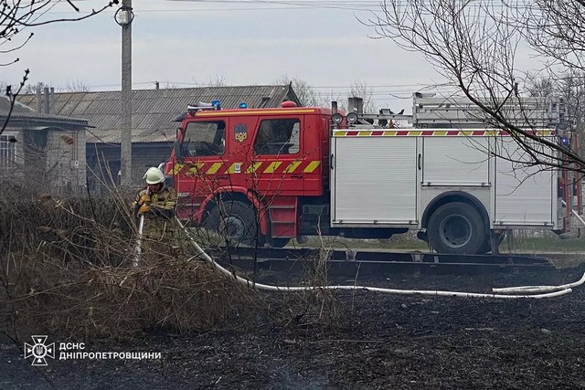На Днепропетровщине с сухой растительности огонь распространился на хозяйственное сооружение