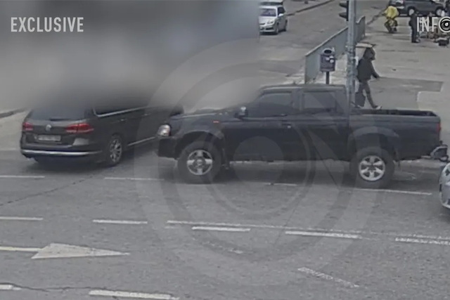 Відео моменту: у Дніпрі на вулиці Незалежності Nissan врізався у Volkswagen, автівку відкинуло на тротуар