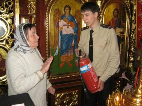 Днепродзержинские пожарные провели профилактический рейд по церквям города