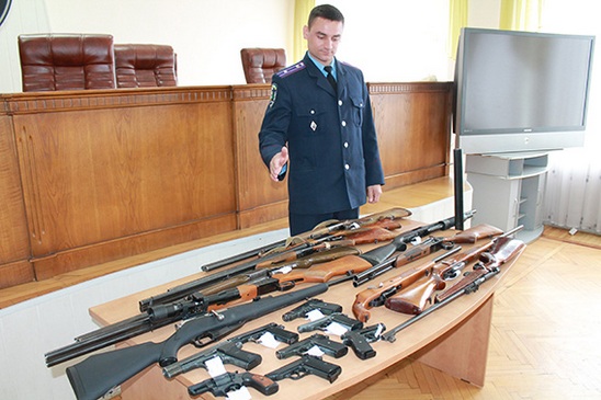 Почти 100 единиц оружия добровольно сдали в милицию Днепропетровска