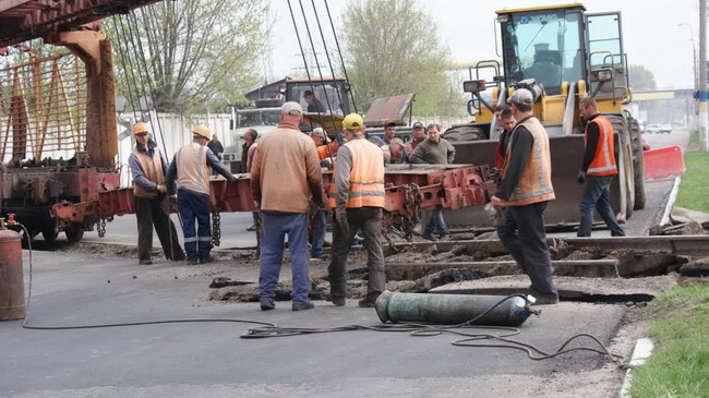 В Днепродзержинске укладывают гумокордовое покрытие на железнодорожном переезде