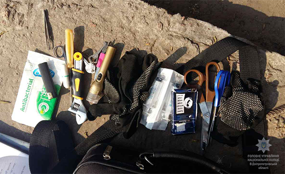 Поліція Дніпра на гарячому затримала квартирних злодіїв, причетних до десятків крадіжок у місті