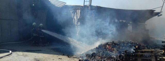 В Днепре ликвидирован пожар на складе с гофрокартонным производством площадью 1000 кв. метров