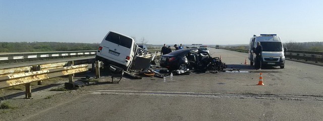 Жуткая авария под Днепром: пострадавших вырезали из авто, погибла женщина