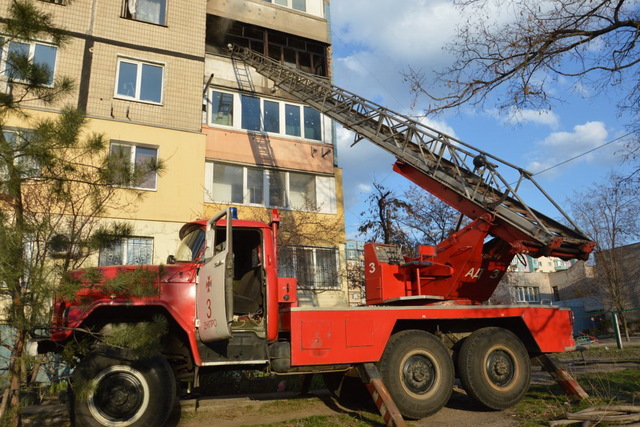 У Дніпрі на вулиці Шолохова ліквідували пожежу в одній з квартир багатоповерхівки