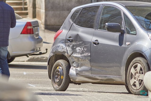 В Днепре на Жуковского грузовик «протаранил» автомобиль Kia