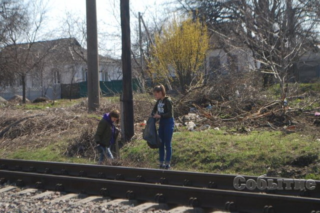 В Каменском на эко-субботнике убрали мусор возле платформы 4-го километра