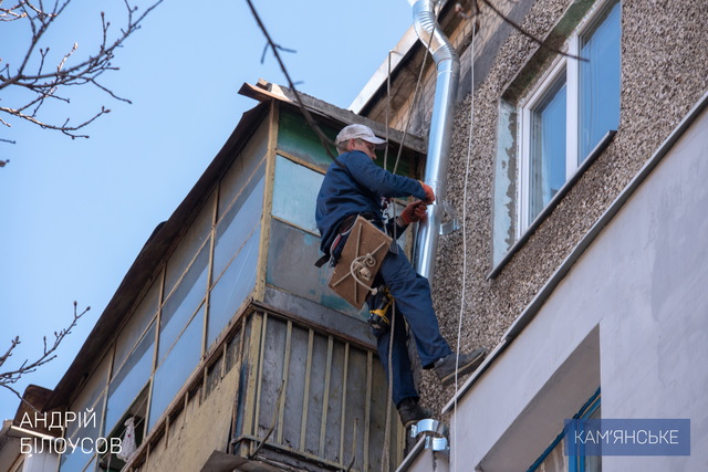 У Кам’янському ремонтують покрівлі багатоповерхівок та запускають в роботу непрацюючі ліфти