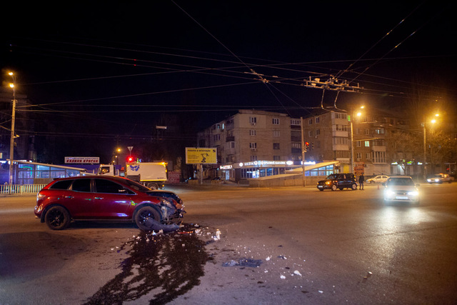 В Днепре пьяный водитель врезался в два авто и пытался убежать от патрульных: пострадала девушка