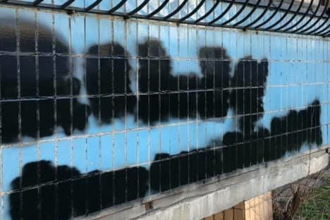 В Каменском будут закрашивать рекламу наркотиков на стенах