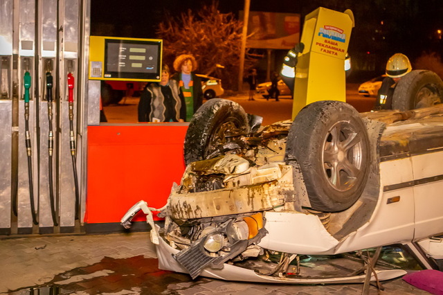 В Днепре на автозаправке перевернулся BMW