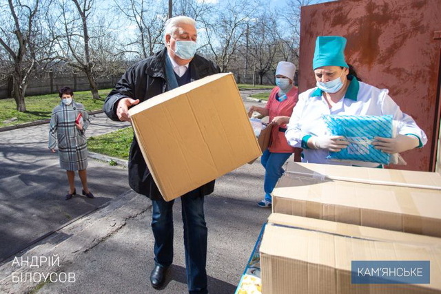 Медикам Каменского передали экспресс-тесты и средства защиты от коронавируса