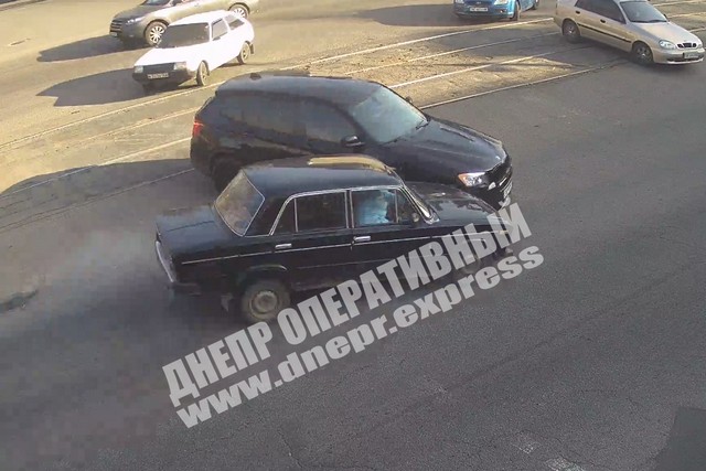 В Днепре на проспекте Хмельницкого ВАЗ протаранил BMW: видео момента аварии
