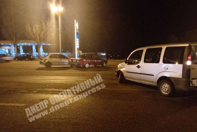 В Днепре на Запорожском шоссе случилось ДТП с участием четырех автомобилей