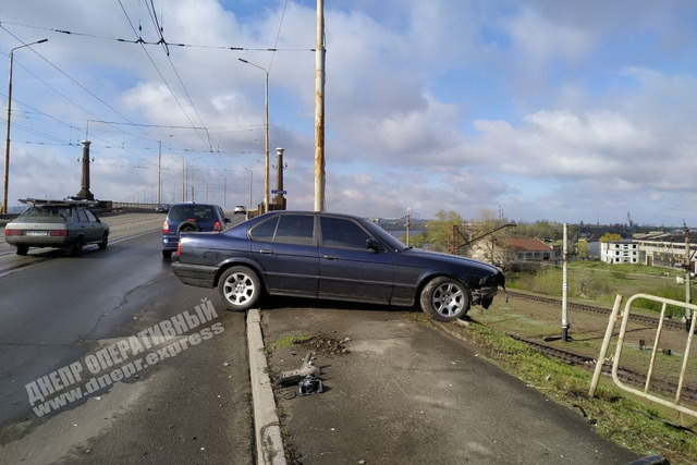 В Днепре на Амурском мосту автомобиль BMW врезался в ограждение