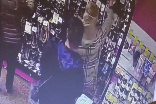 У Дніпрі поліцейські затримали 30-річну крадійку (відео крадіжки і затримання)