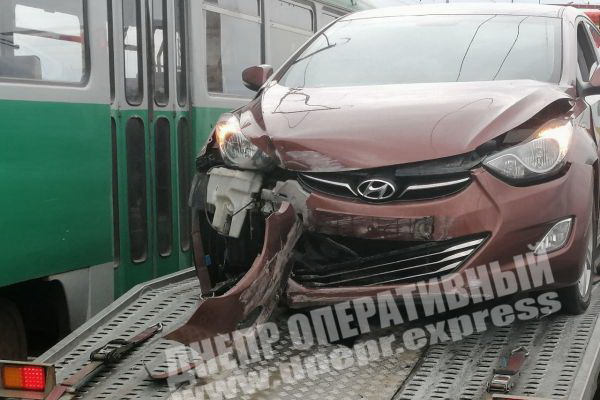 В Днепре на Амурском мосту Hyundai врезался в ограждение