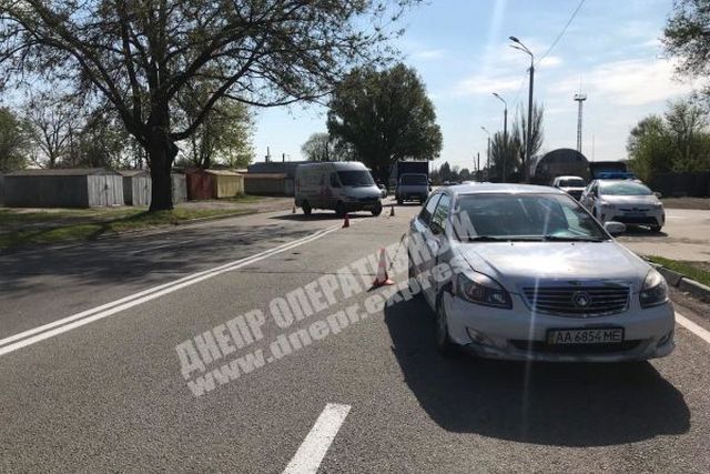 В Днепре на Криворожской Sprinter протаранил Geely