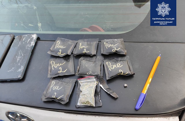 Патрульные нашли у водителя мопеда 33 свертка с экстази и амфетамином