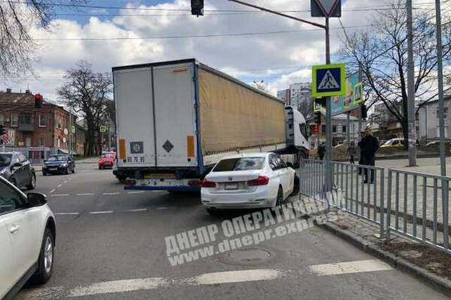 В Днепре на перекрестке Поля и Ульянова фура задела BMW