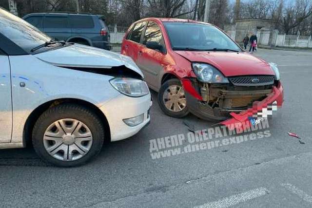 В Днепре на Калнышевского столкнулись Ford и Skoda