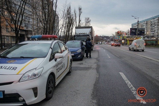 В Днепре на Метростроевской Hyundai сбил женщину: ее забрала скорая