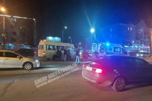 В Днепре на перекрестке Слобожанского проспекта и Калиновой мужчина попал под колеса маршрутки (появилось видео ДТП)