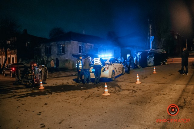 В Днепре на Выборгской столкнулись Daewoo и Toyota: оба автомобиля перевернулись