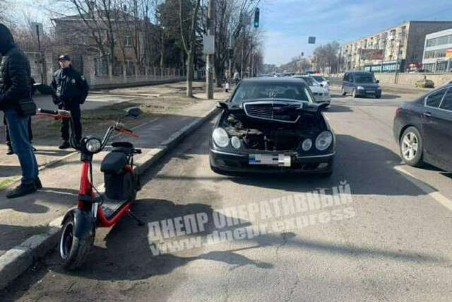 В Днепре на проспекте Хмельницкого Mercedes столкнулся с электроскутером, есть пострадавший