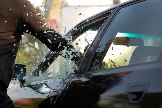 В Днепре на Калиновой вор разбил стекло в машине и украл сумку с деньгами