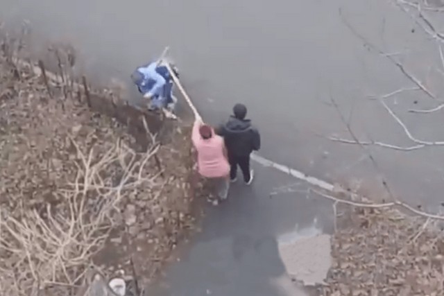 Днепрянин искал «закладку», а получил удар шваброй