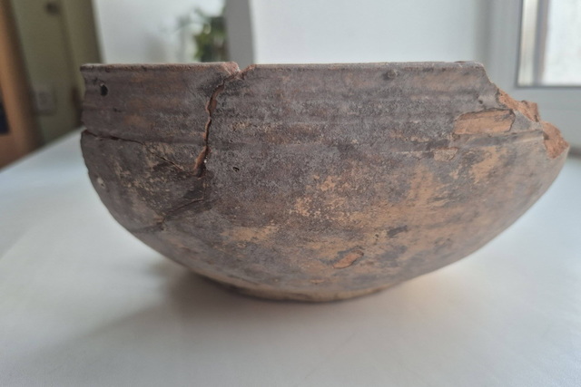 Директор исторического музея Днепра наглядно показал, как наши предки относились к посуде